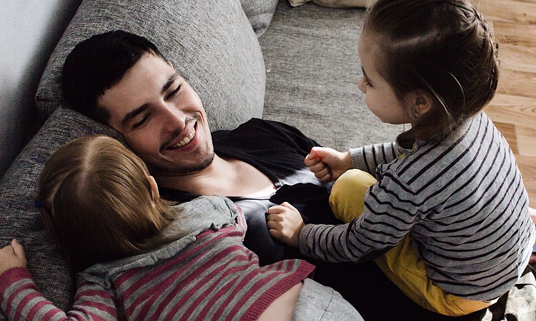 daughters-dad-bonding-couch