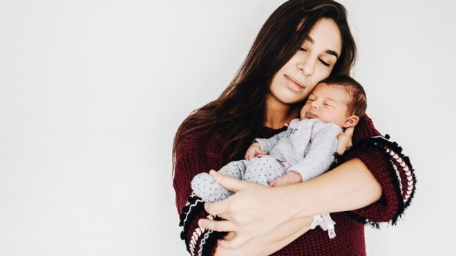 mom-hugging-newborn