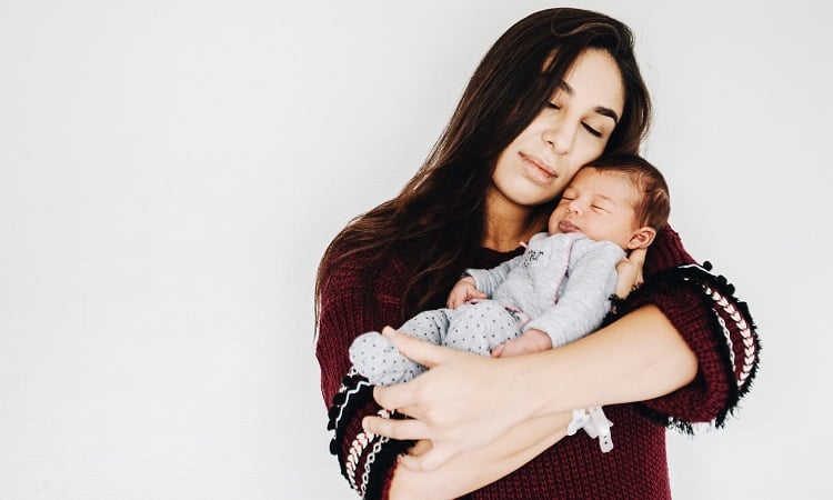 mom-hugging-newborn