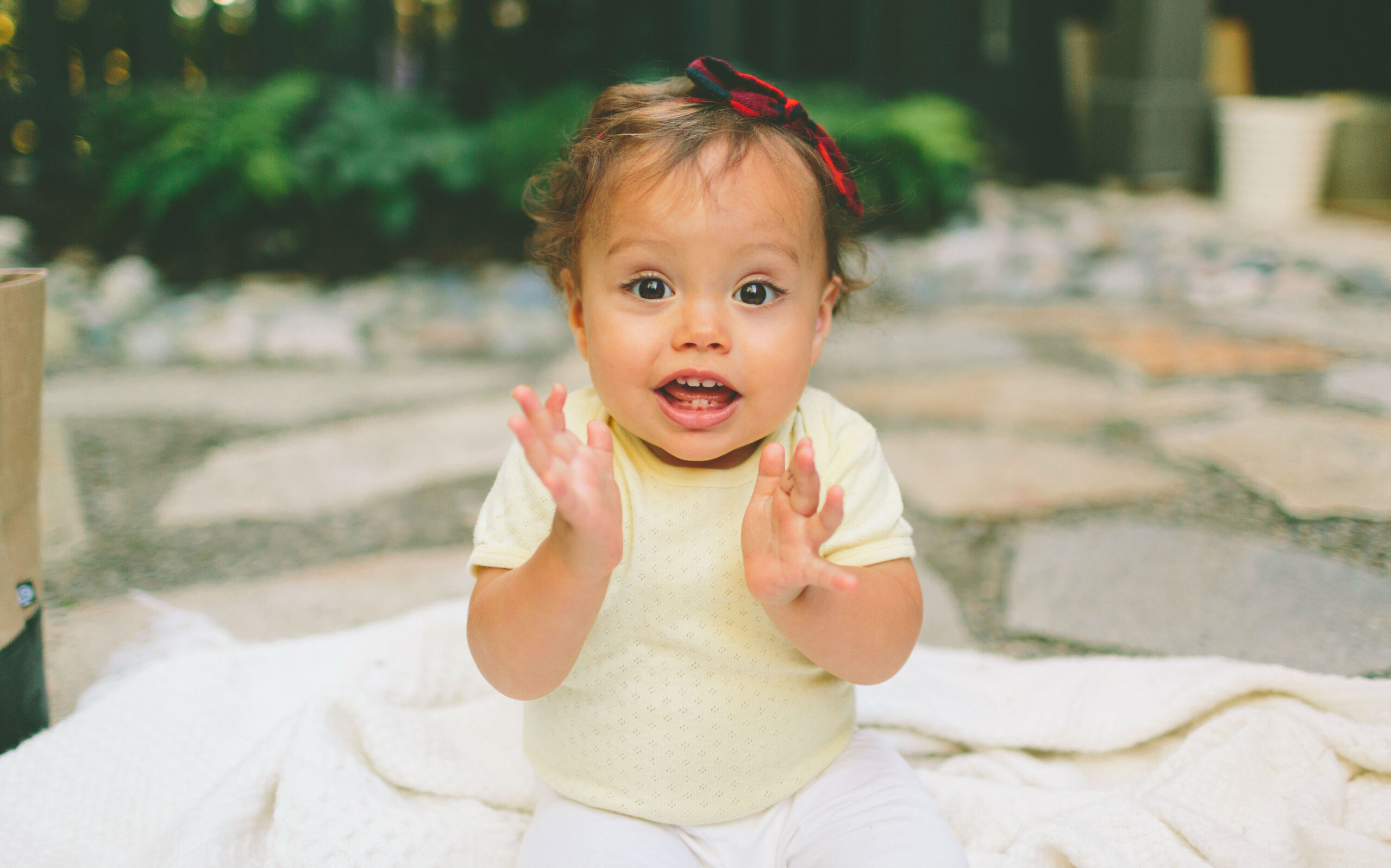 baby-girl-clapping