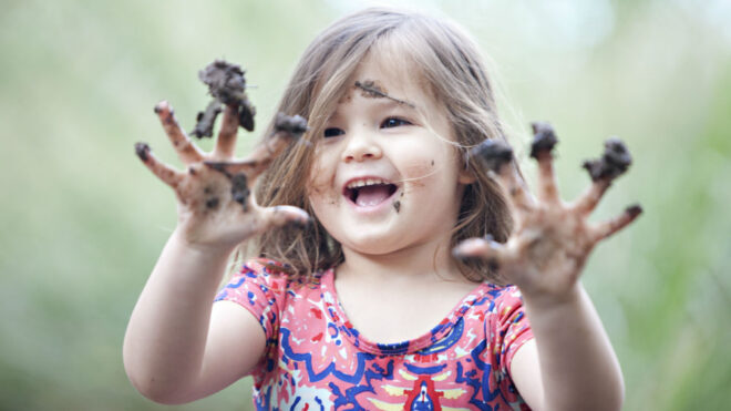 little-girl-with-very-muddy-fingers_t20_rlqpqq