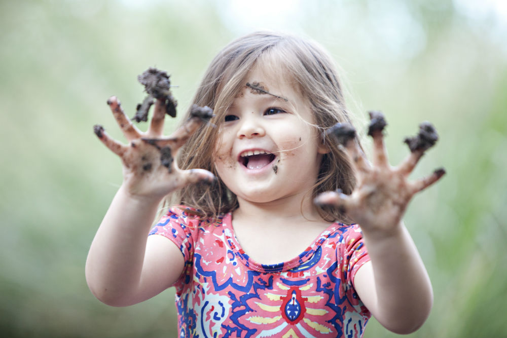 little-girl-with-very-muddy-fingers_t20_rlqpqq