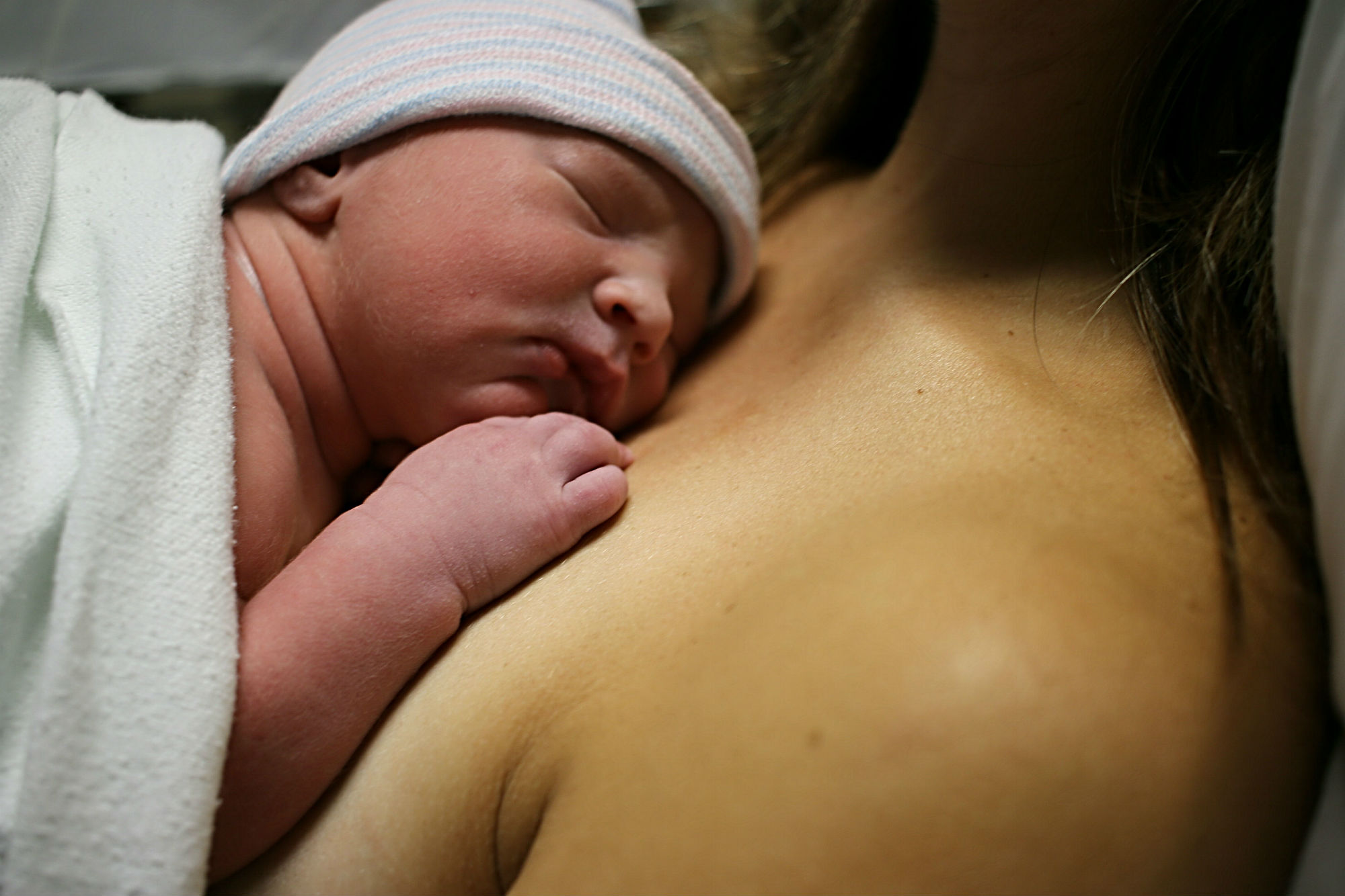 mother-bonds-with-newborn-after-birth_t20_ro4g9b