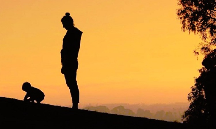 mom-baby-sunset
