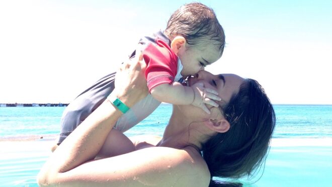 mom-baby-kisses-water