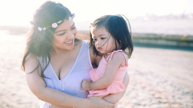 1a-mother-and-daughter-spending-a-memorable-moment-at-the-beach_t20_px6bxe