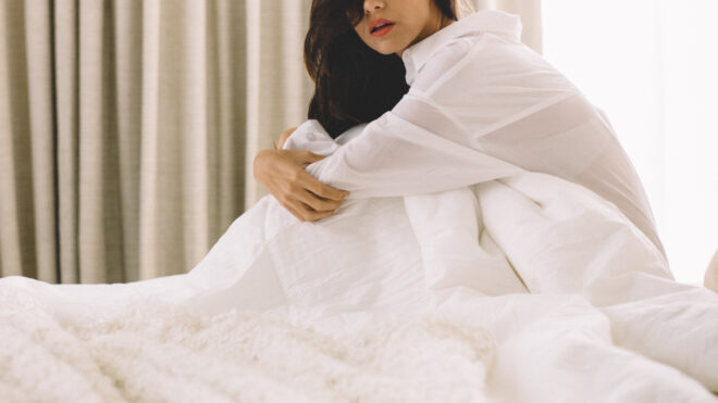 woman-on-bed-in-the-morning_t20_jaye94