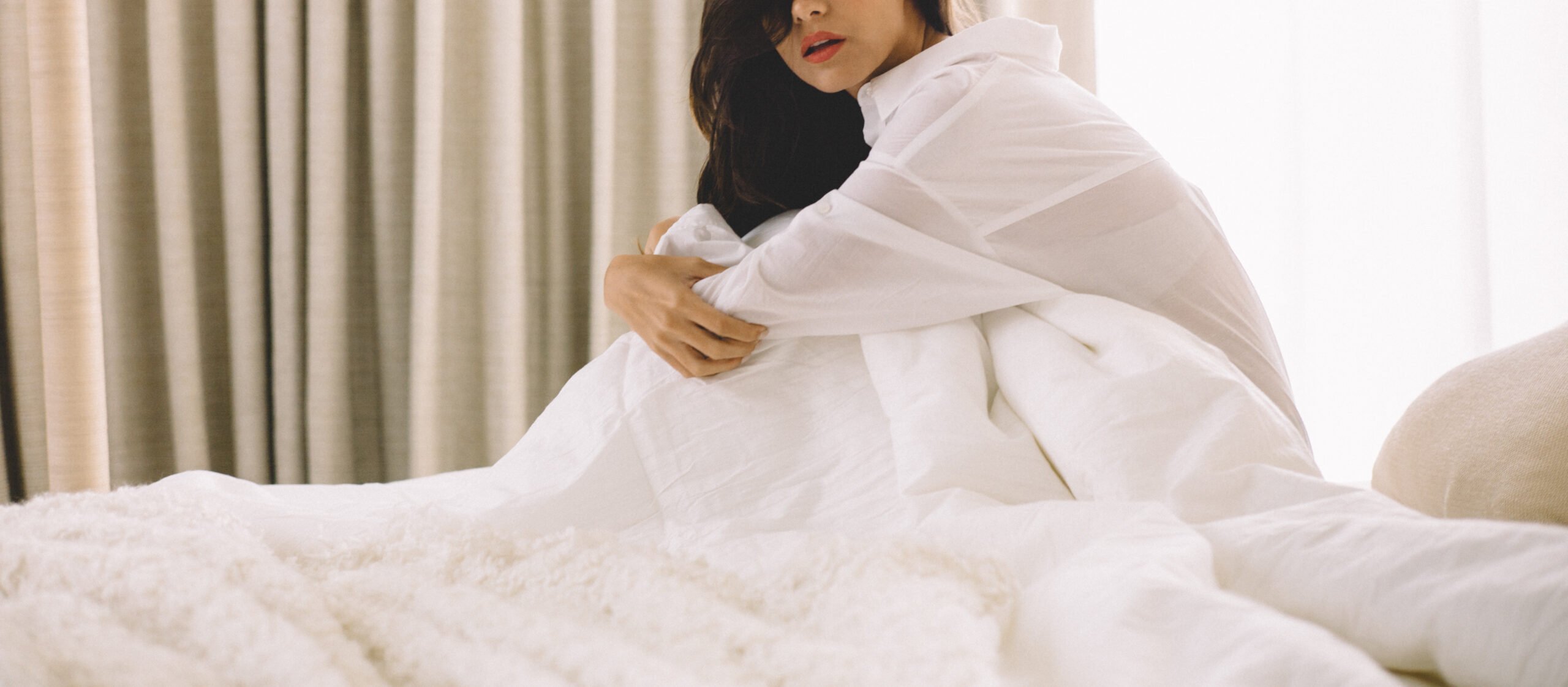 woman-on-bed-in-the-morning_t20_jaye94