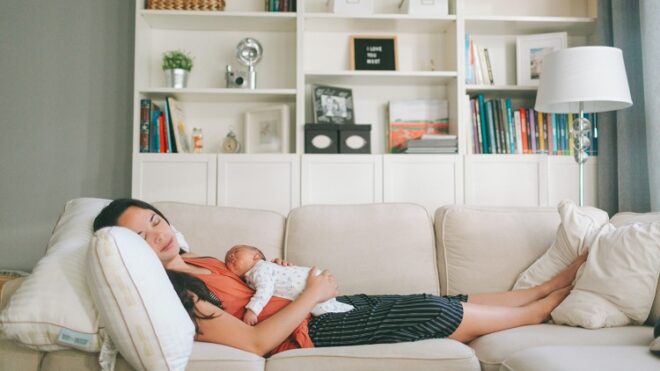 mom-sleeping-couch-newborn