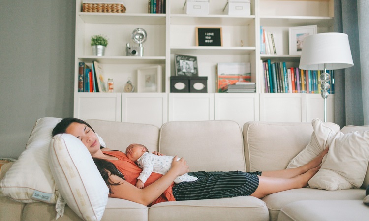 mom-sleeping-couch-newborn