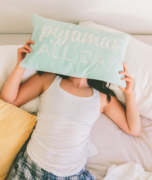 227223-bed-sleeping-lazy-pillow-woman-weekend-pyjamas_t20_zlpjna.jpg