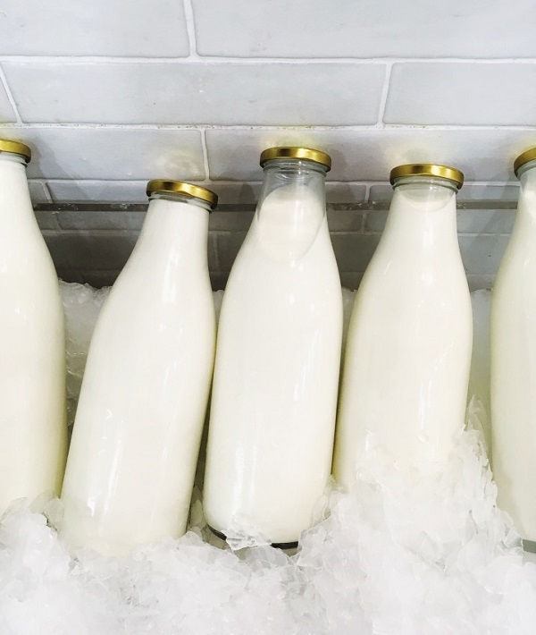227224-glass-bottles-of-fresh-white-milk_t20_v7pbml.jpg