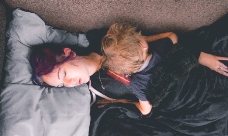 mom-tired-child