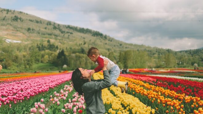 mom-child-flower-field
