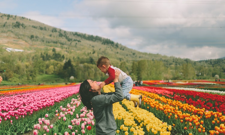 mom-child-flower-field