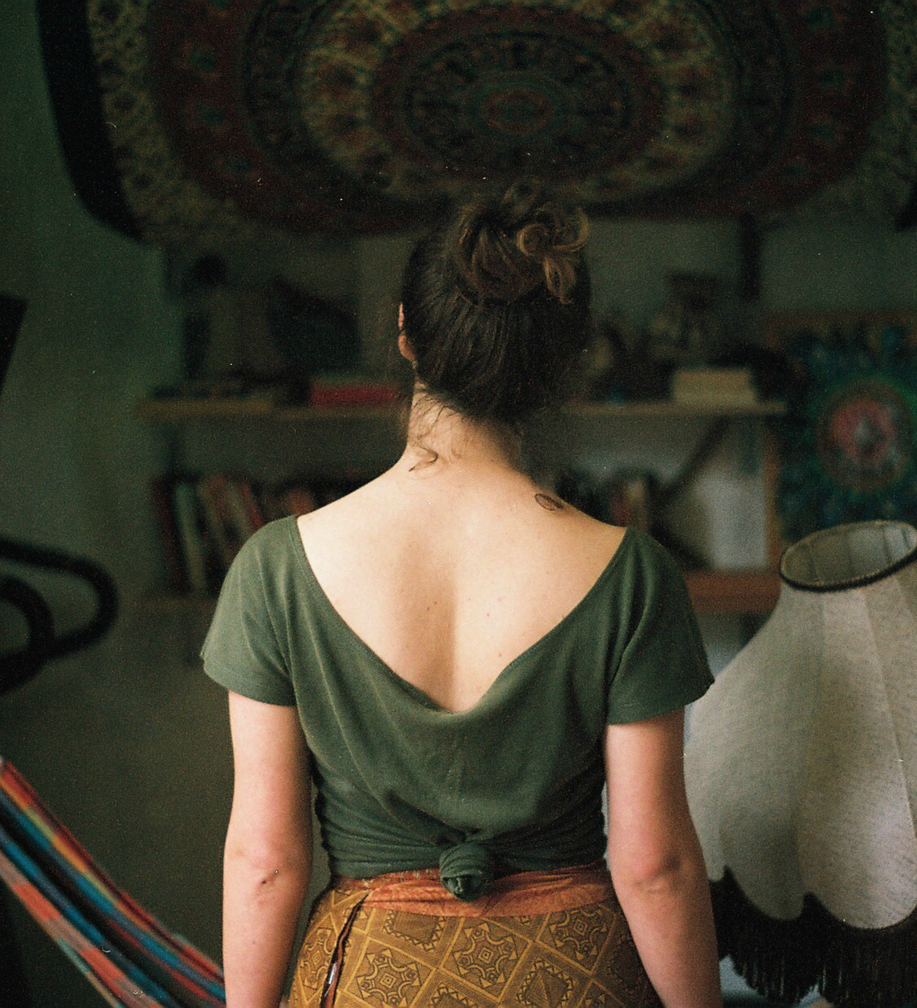 230657-early-signs-ovarian-cancer-pressure-lower-back.jpg