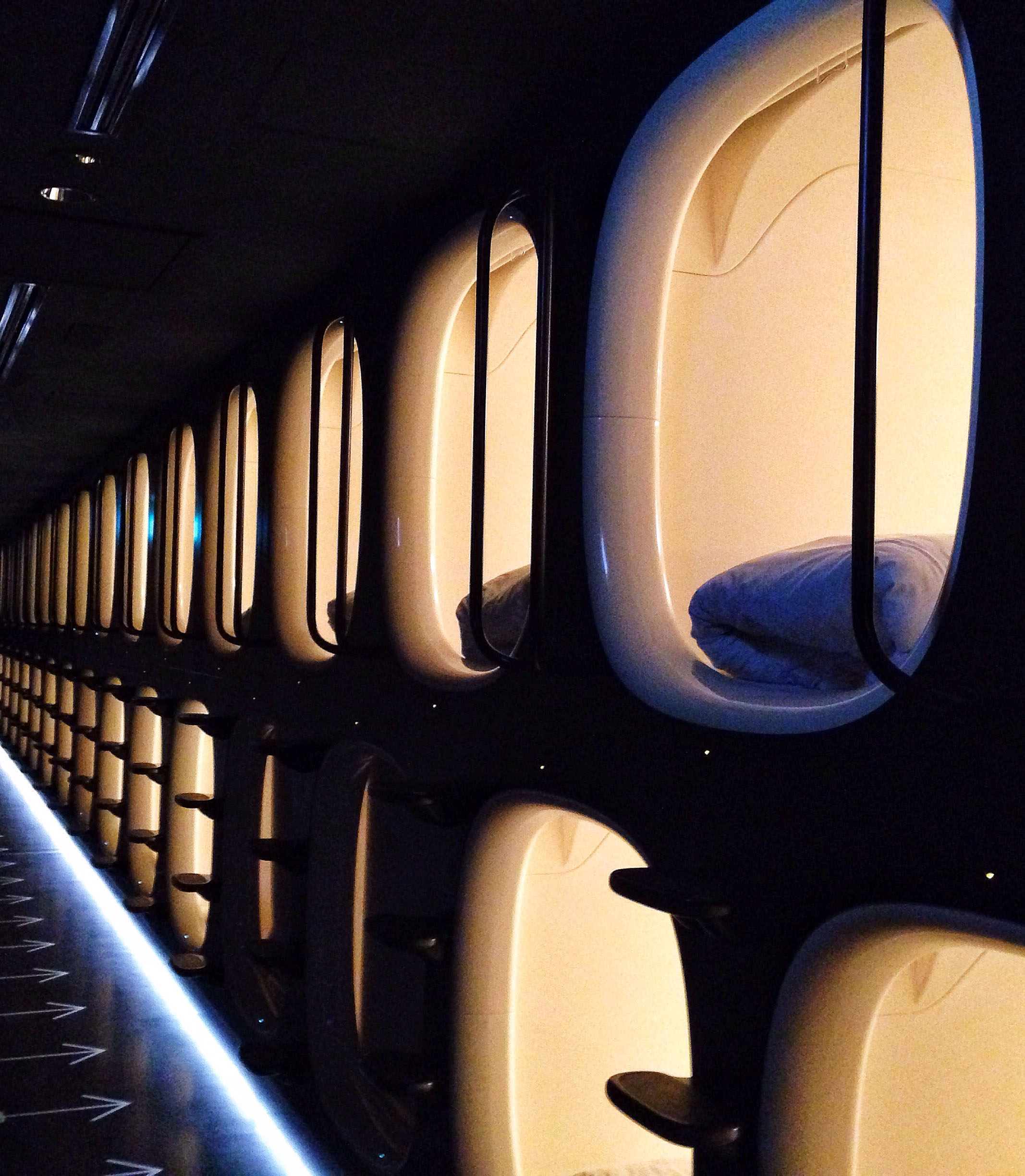 230829-capsule-hotel_t20_x2xvyv.jpg