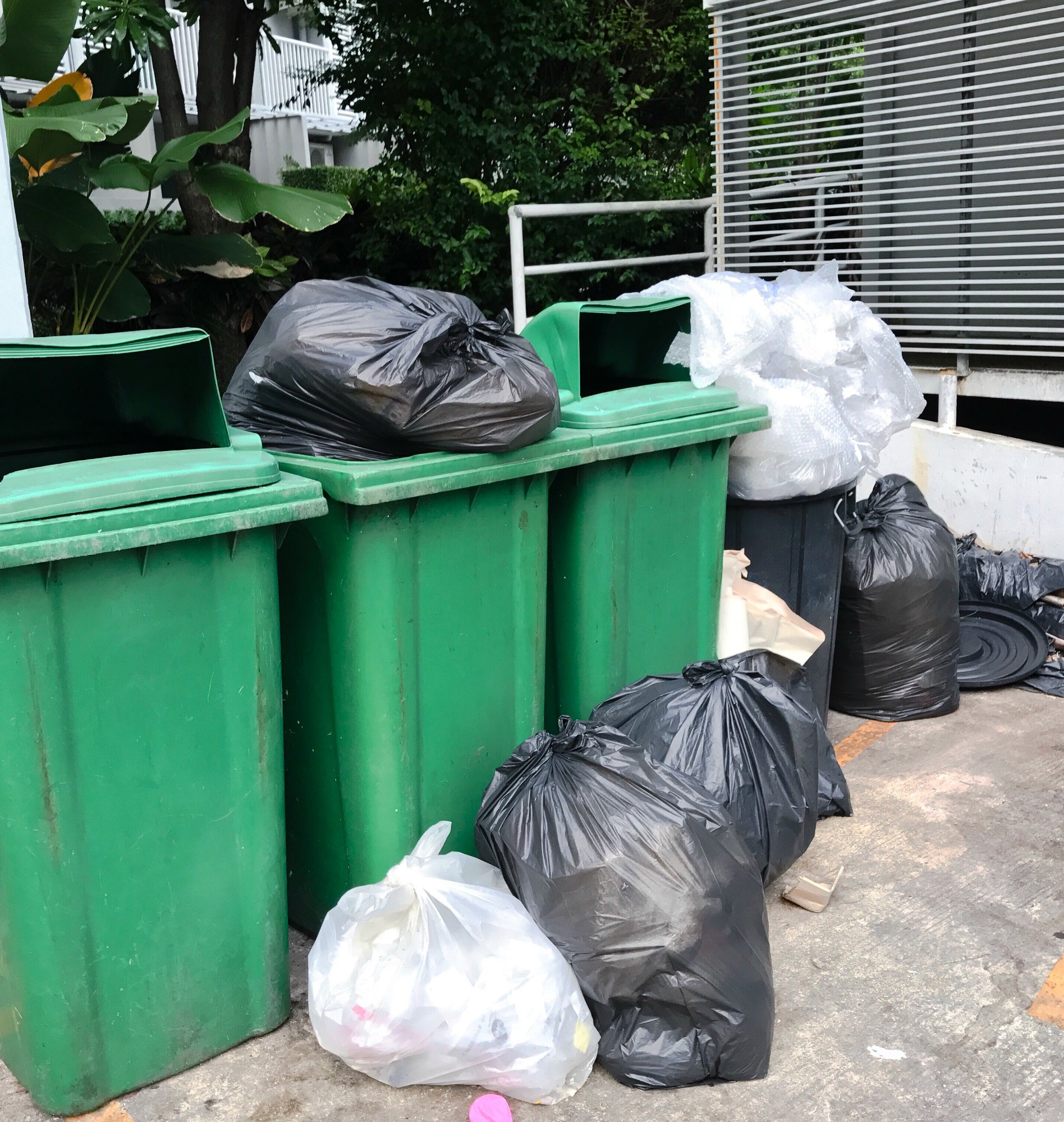 231158-neighbors-hate-overloaded-trash-cans.jpg