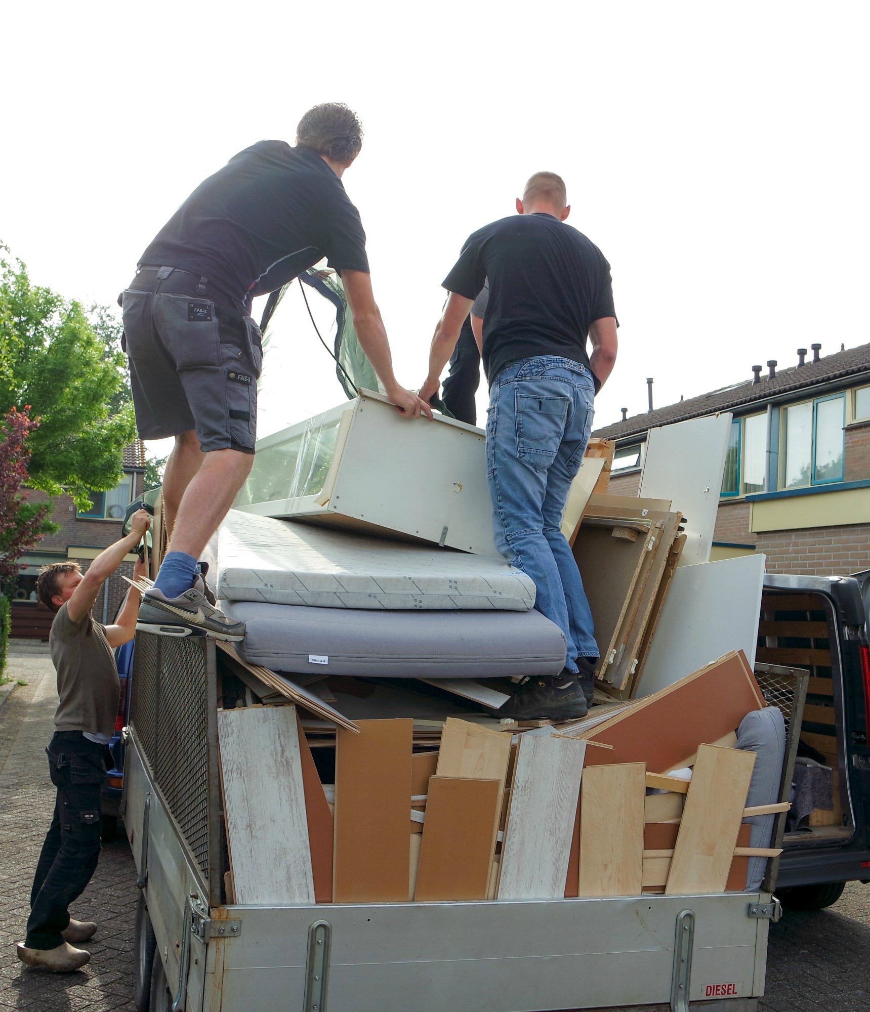 231225-reasons-know-neighbor-grunt-work.jpg