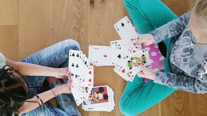 playing-a-card-game_t20_pyznxk