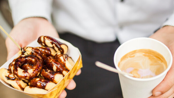 food-and-drink-coffee-donut-donuts-baked-donuts-serving-food_t20_pxgebe