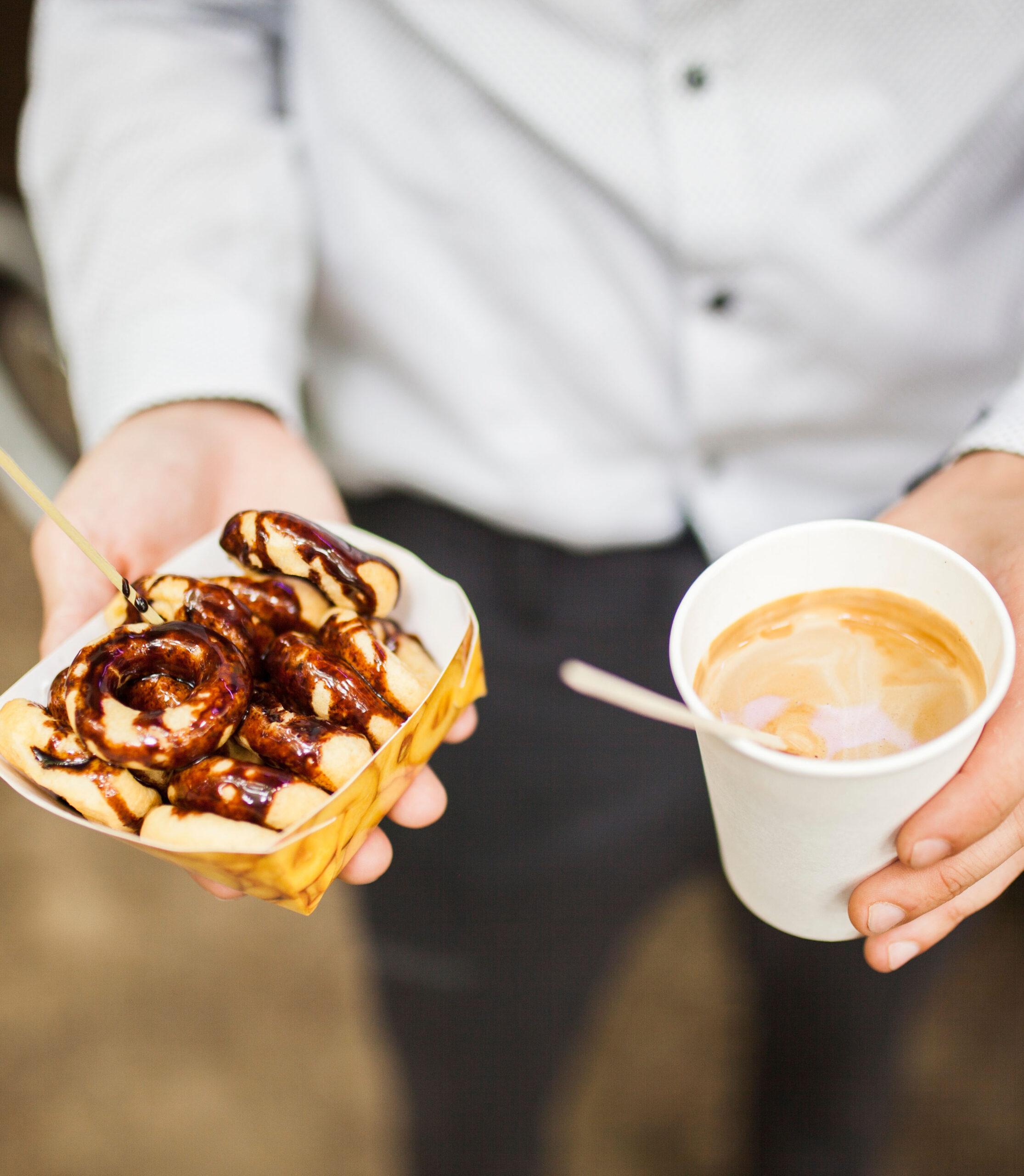 food-and-drink-coffee-donut-donuts-baked-donuts-serving-food_t20_pxgebe