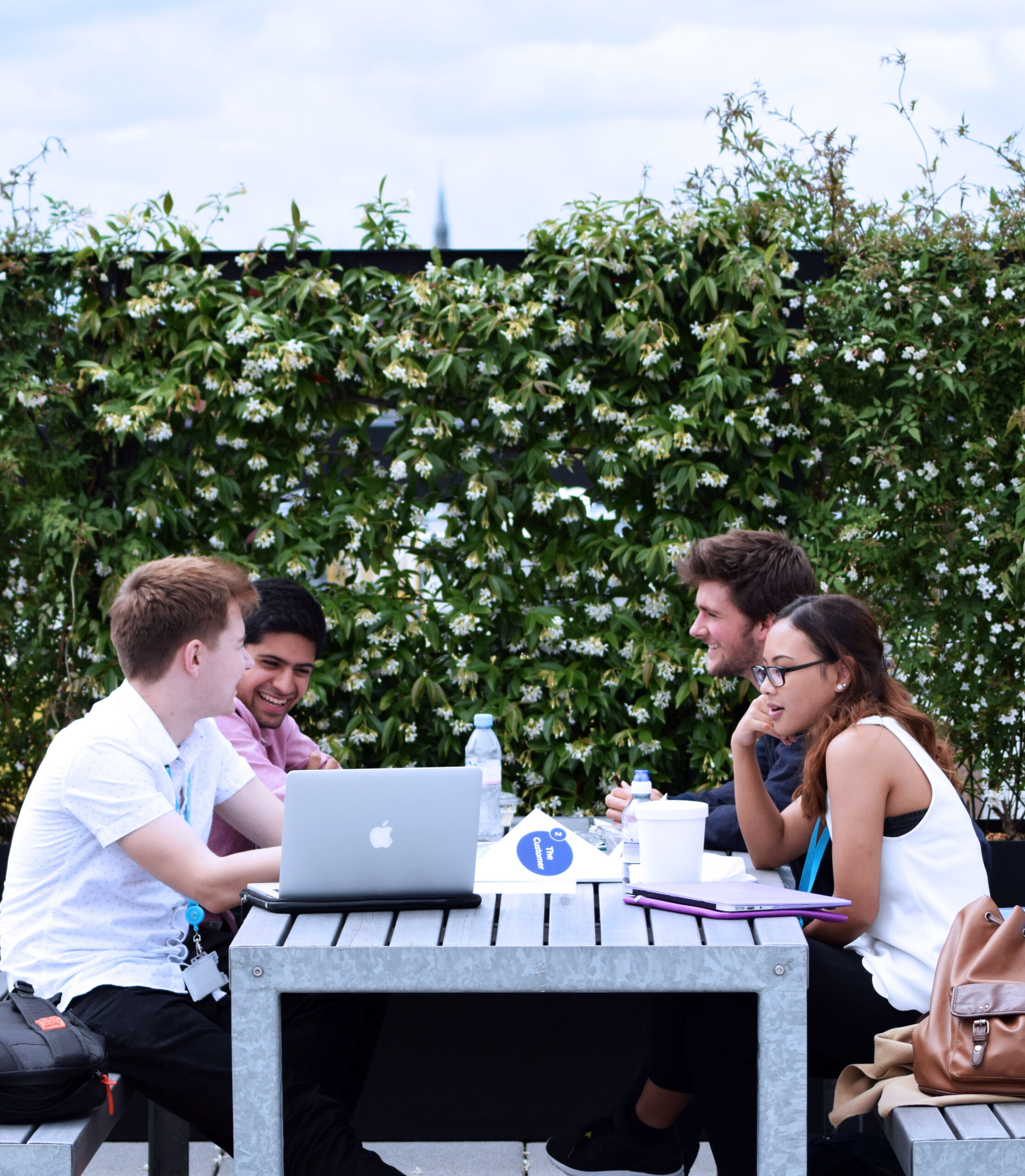 233220-friends-having-a-chat-at-the-roof-top-bar_t20_2jjk20.jpg
