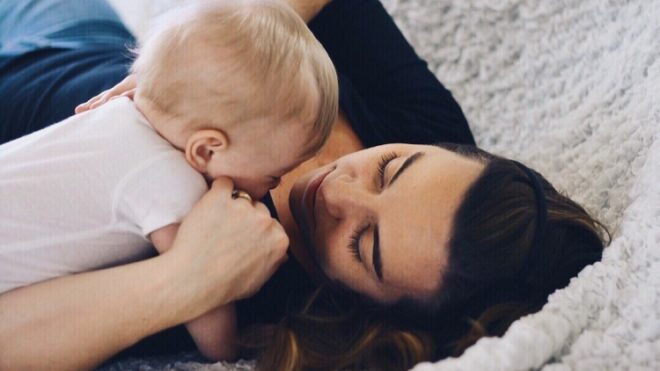 mom-baby-hugging