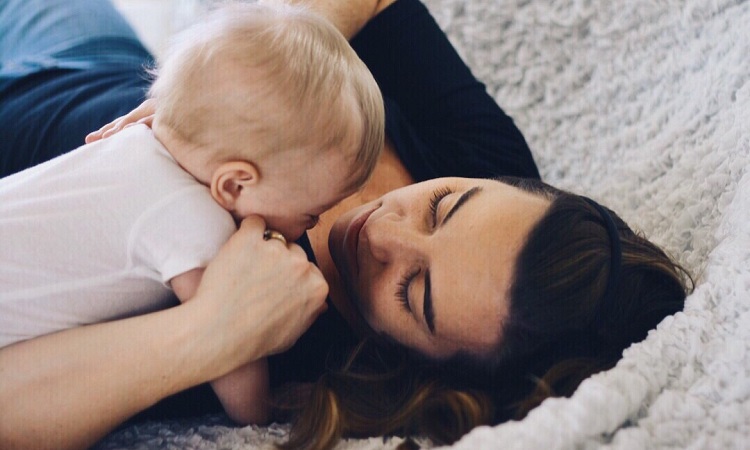 mom-baby-hugging