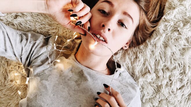 girl-and-lights_t20_kyvg6e