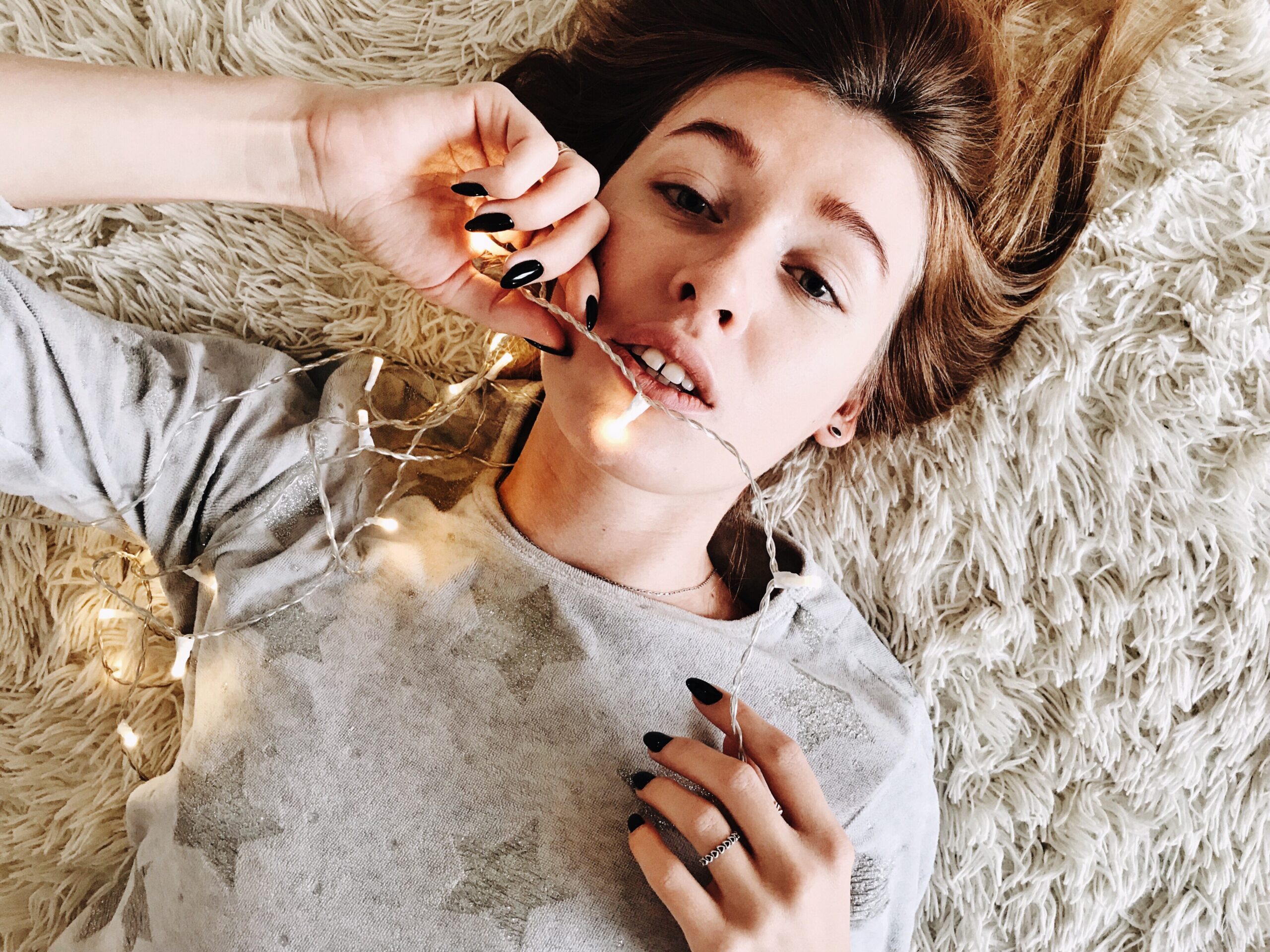 girl-and-lights_t20_kyvg6e