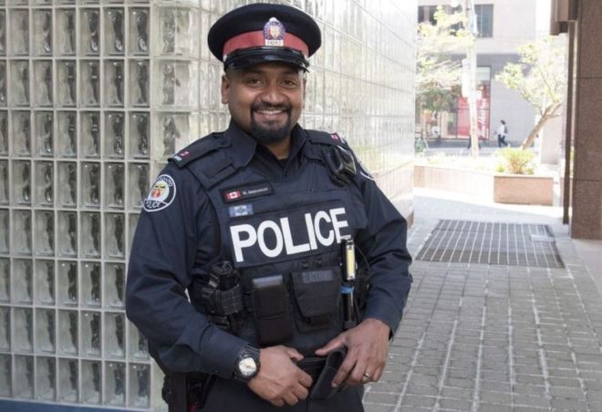 236477-_97312276_torontopoliceman.jpg