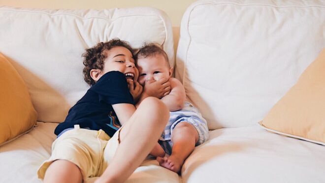 brothers-giggling_t20_moyl6n