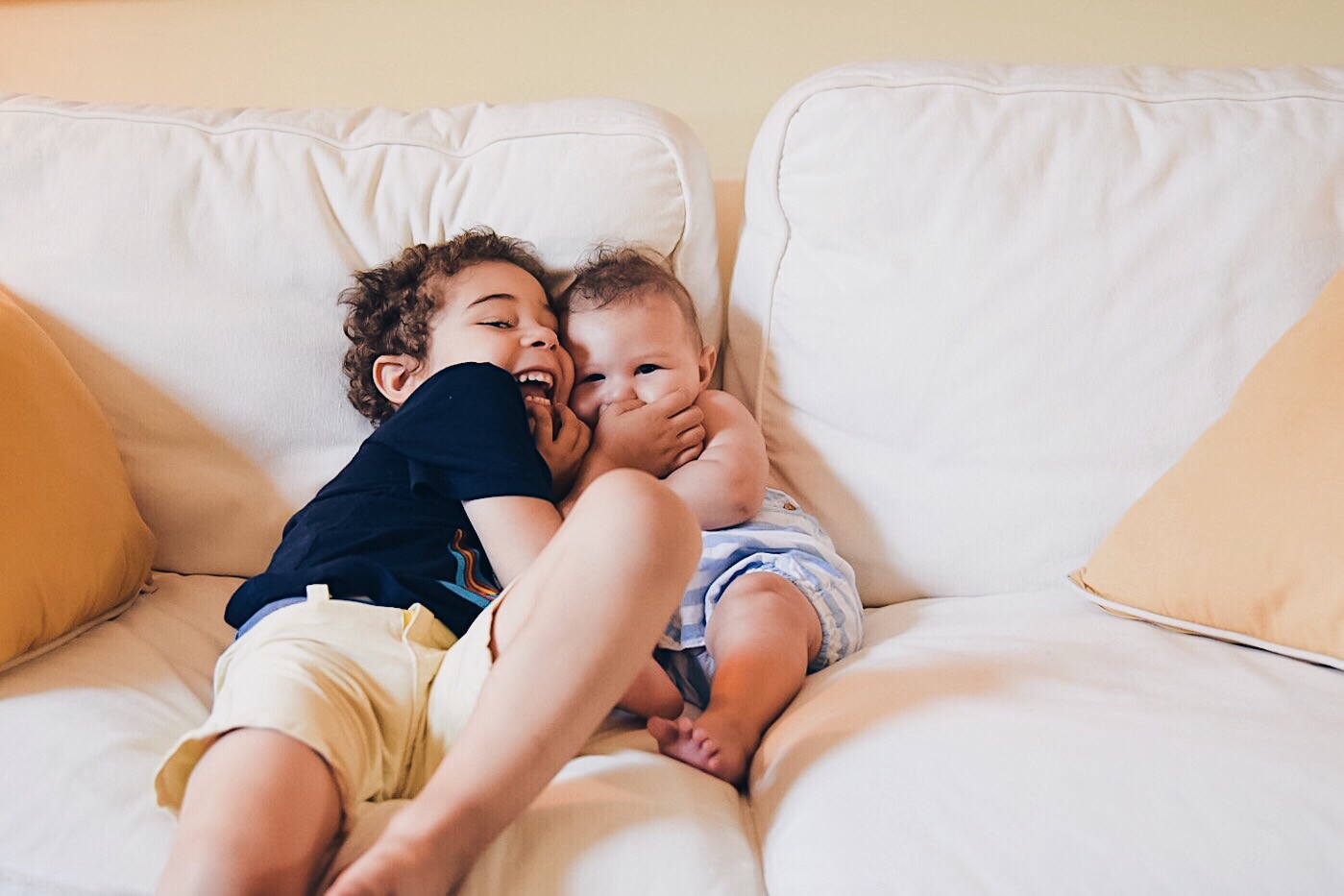 brothers-giggling_t20_moyl6n