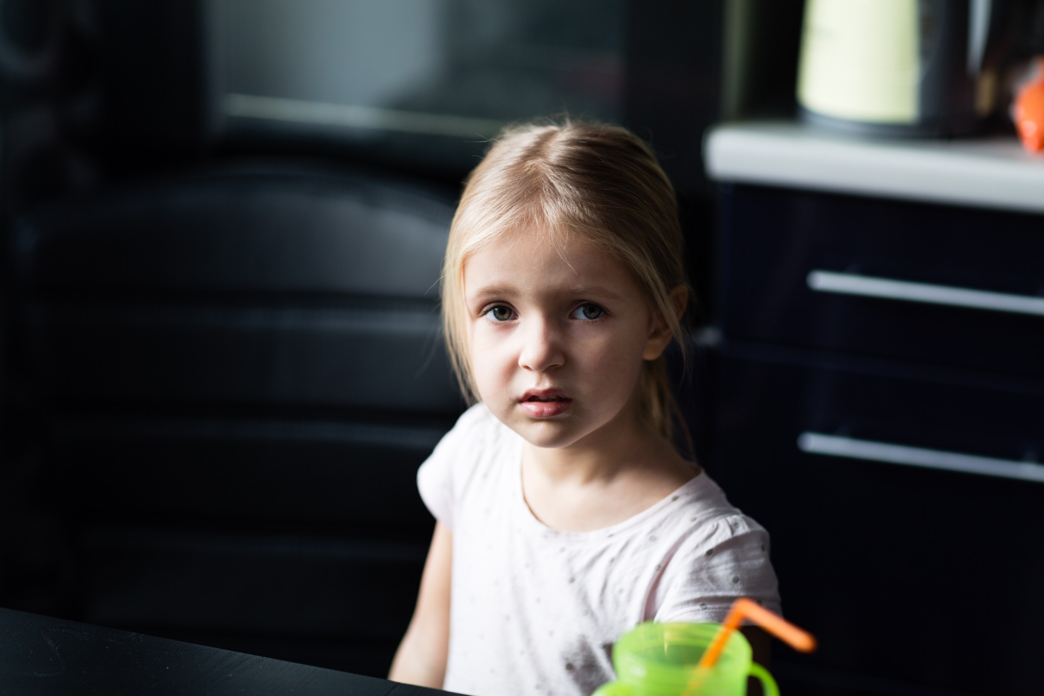 little-girl-standing-on-the-kitchen_t20_w7p2kx