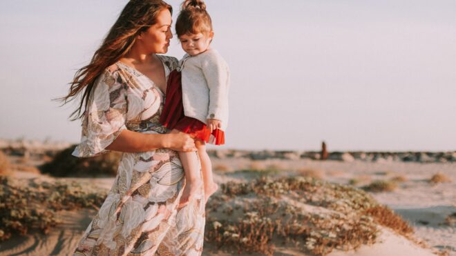 mom-daughter-beach
