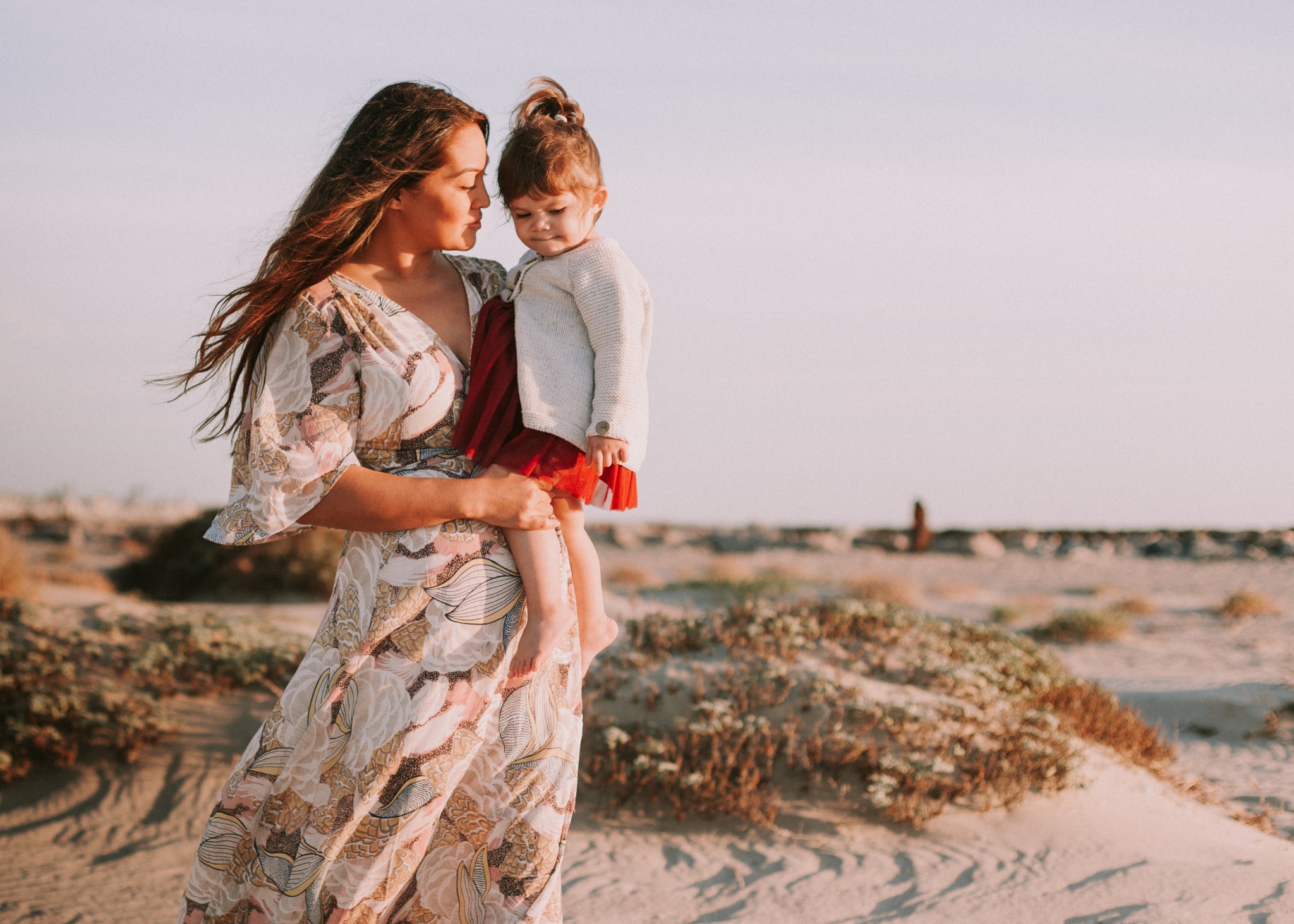 mom-daughter-beach