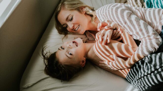 mom-tickles_t20_ggkob6