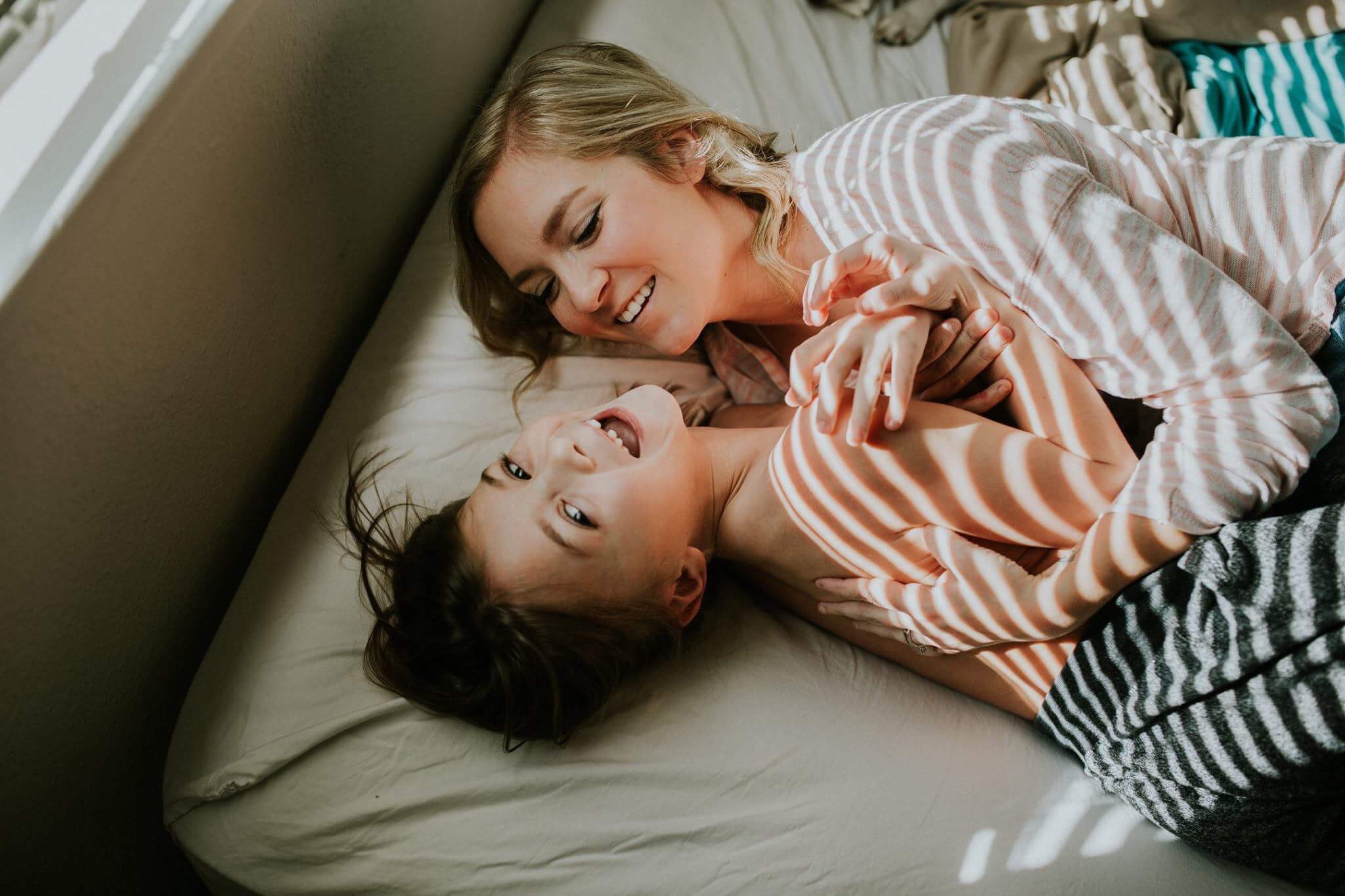 mom-tickles_t20_ggkob6