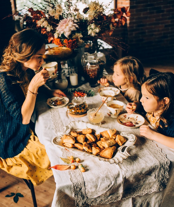 239234-eat-together.jpg