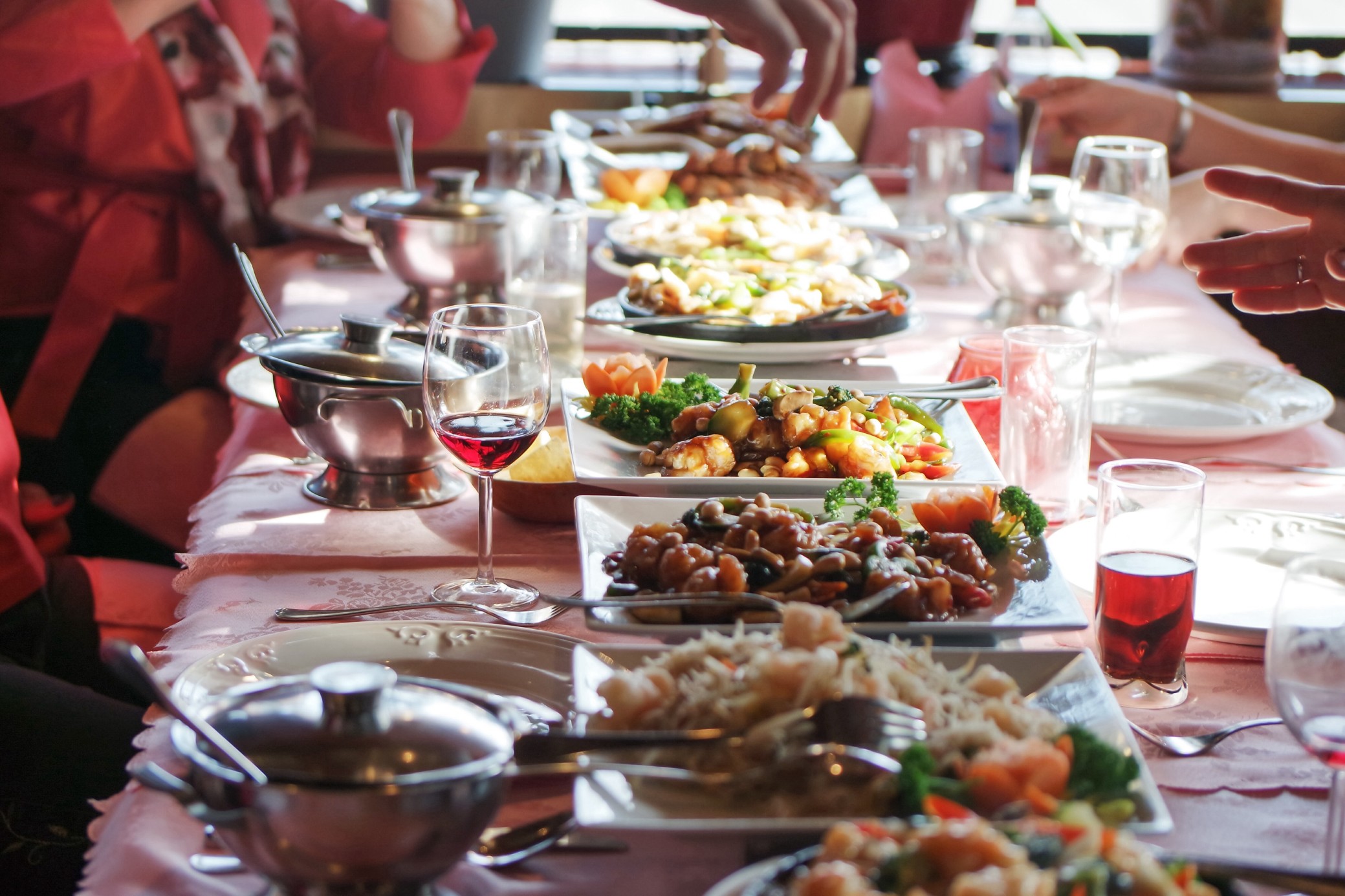 239390-holiday-dinner-table-guests.jpg