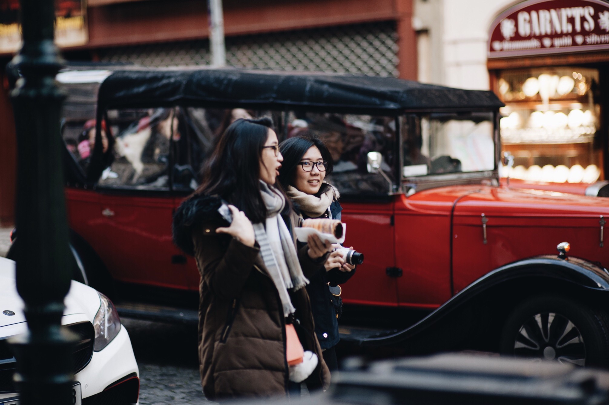 239394-friends-women-conversation-winter.jpg