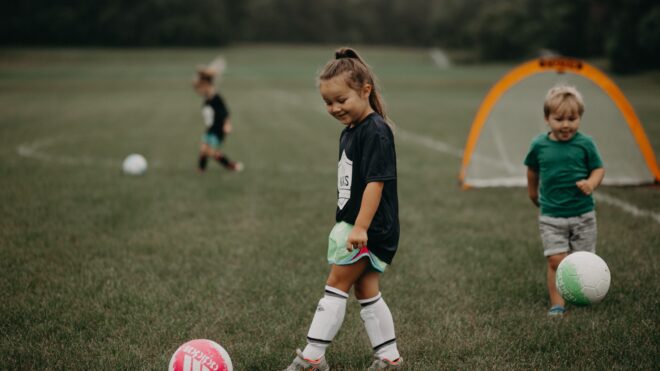 little-kids-playing-soccer_t20_1bz63g