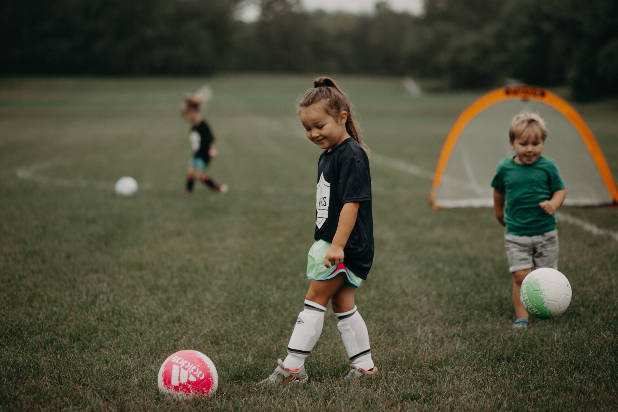 little-kids-playing-soccer_t20_1bz63g