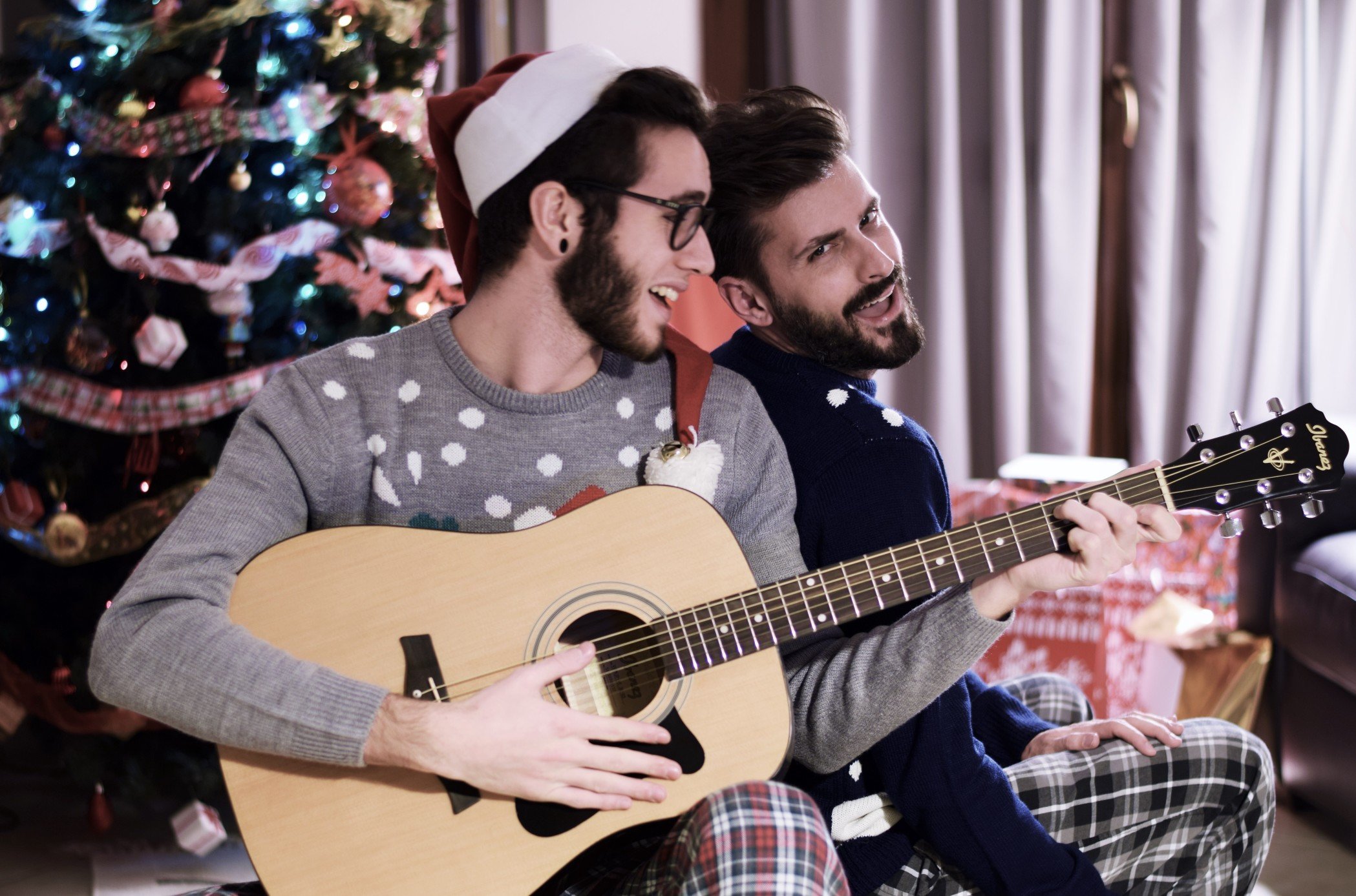 239406-jingle-bells-singing-guitar-christmas.jpg