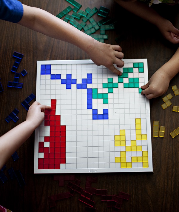 239412-family-playing-a-board-game_t20_l1z4y2.jpg