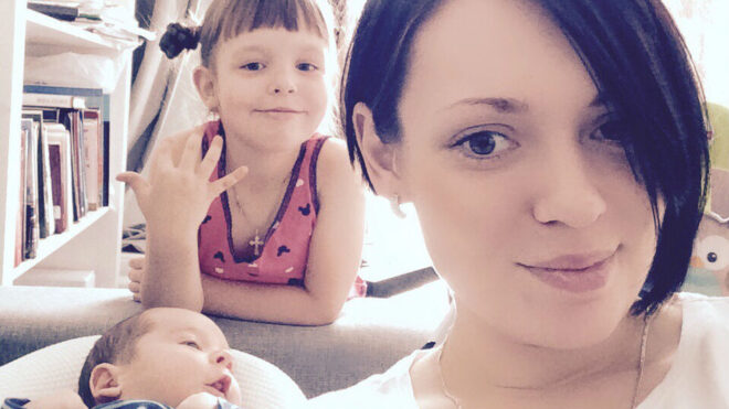 selfie-mom-and-children_t20_6lzz9y
