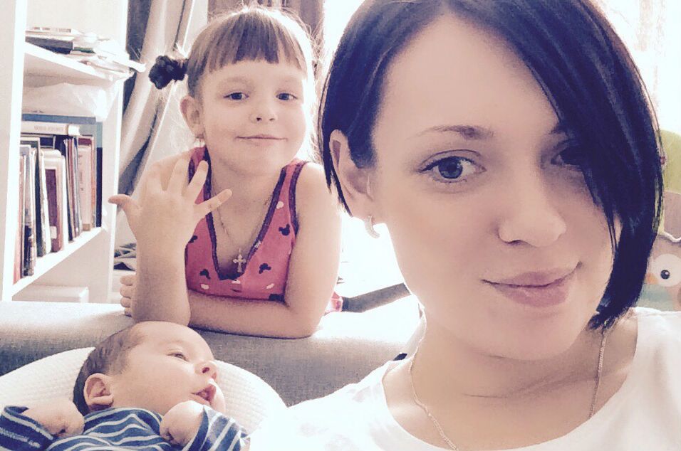 selfie-mom-and-children_t20_6lzz9y