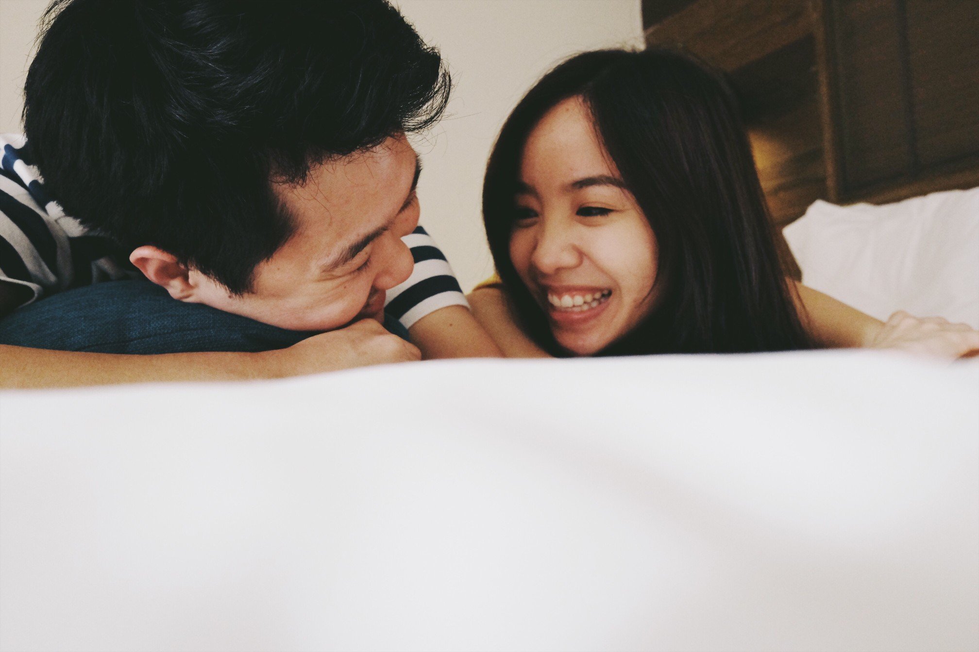 240643-couple-talking-laughing-bed.jpg