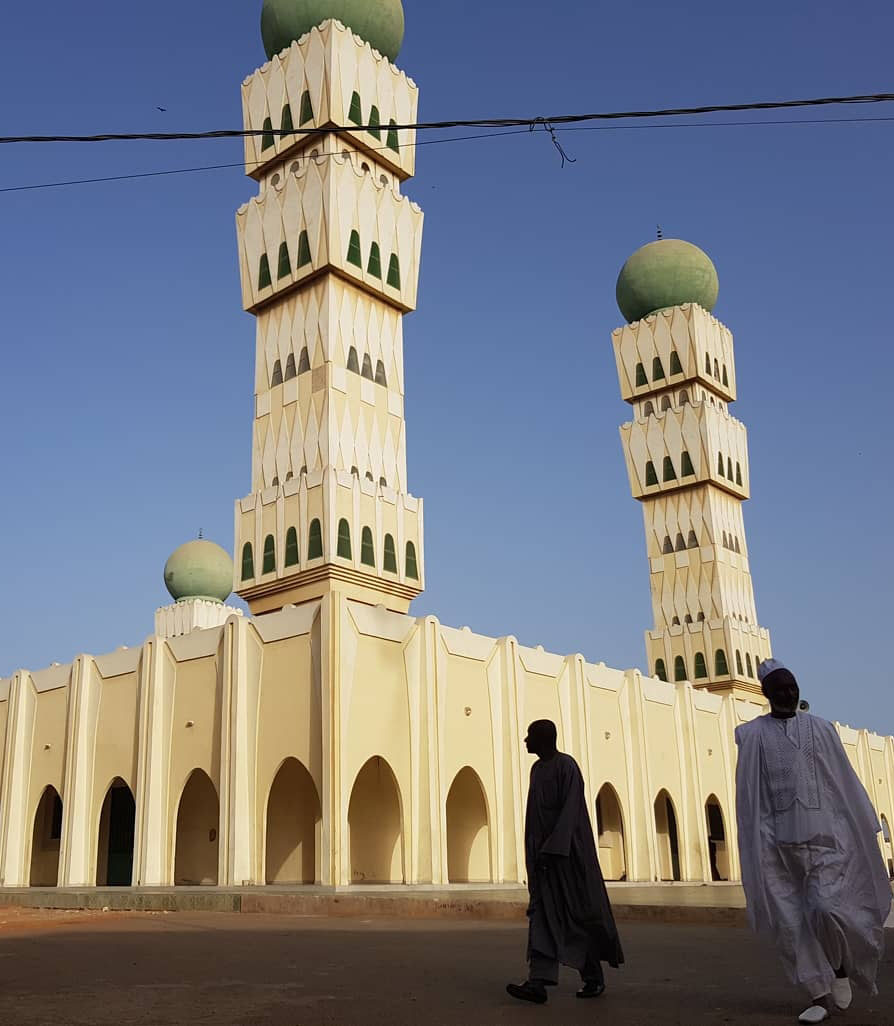 240683-omarian-mosque-at-dakar-senegal_t20_zlzr8q.jpg